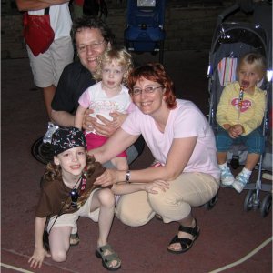 15.10.2008:
Magic Kingdom - Warten auf die Parade (CM haben noch Zeit, Fotos zu machen und sind sehr nett zu den Kindern)
