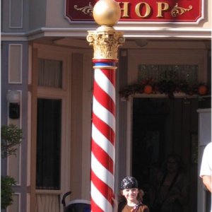 15.10.2008:
Magic Kingdom - Fabian vor dem Barber-Sop (dabei waren wir doch gestern beim Friseur)