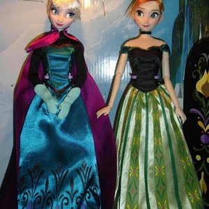 Elsa & Anna Deluxe Doll Set