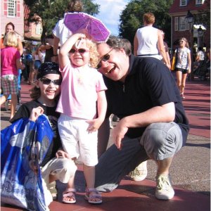 14.10.2008:
Magic Kingdom - okay, der Schirm ist vielleicht doch etwas zu klein für alle drei ...