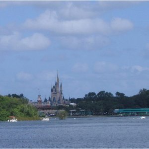 14.10.2008:
Magic Kingdom - der allererste Blick aufs Schloß (auf der Fähre vom TTC zum MK)