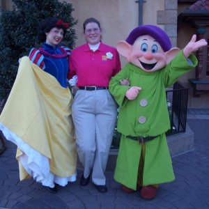 SnowWhite und Dopey - und ich im Epcot-Events-Kostuem