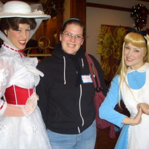 Mary Poppins und Alice - Mal kurz eben im UK Pavillion getroffen