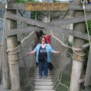 Mel auf der Hängebrücke