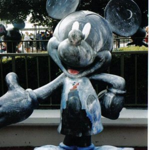 MickyStatue1