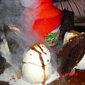 T-REX
volcano
4 kugeln zartes vanille eis mit sahne und butterfinger crunchis
4 doppeldecker mit erdnussbutter gefüllte browni stücke
in der mitte der