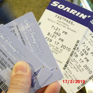 EPCOT
man beachte die  uhrzeiten auf den fastpasstickets und von der kamera....
