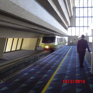 disneys contemporay
monorail "bahnhof/haltestelle"