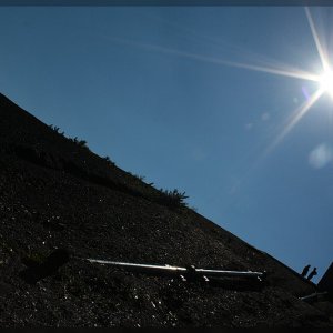 Die Sonne schien erbarmungslos.