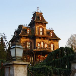 Phantom Manor in untergehender Sonne