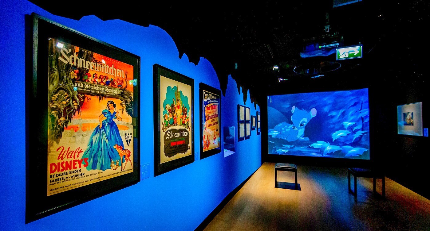 Die Ausstellung The Sound of Disney widmet sich den Disney Filmen Schneewittchen und Bambi