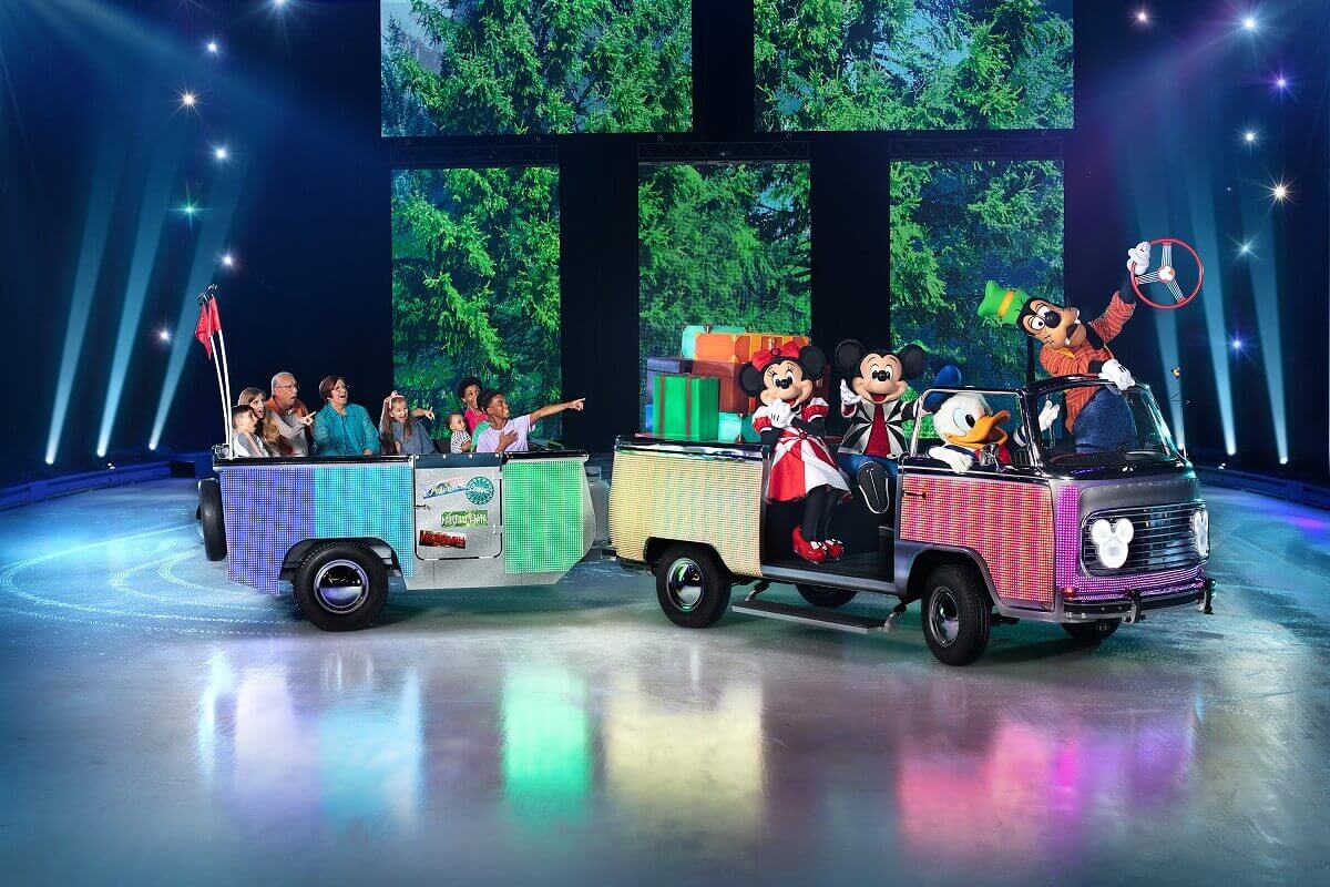 Gäste lachen & sitzen mit Mickey Mouse, Minnie Mouse, Donald & Goofy im Wagen bei Disney on Ice