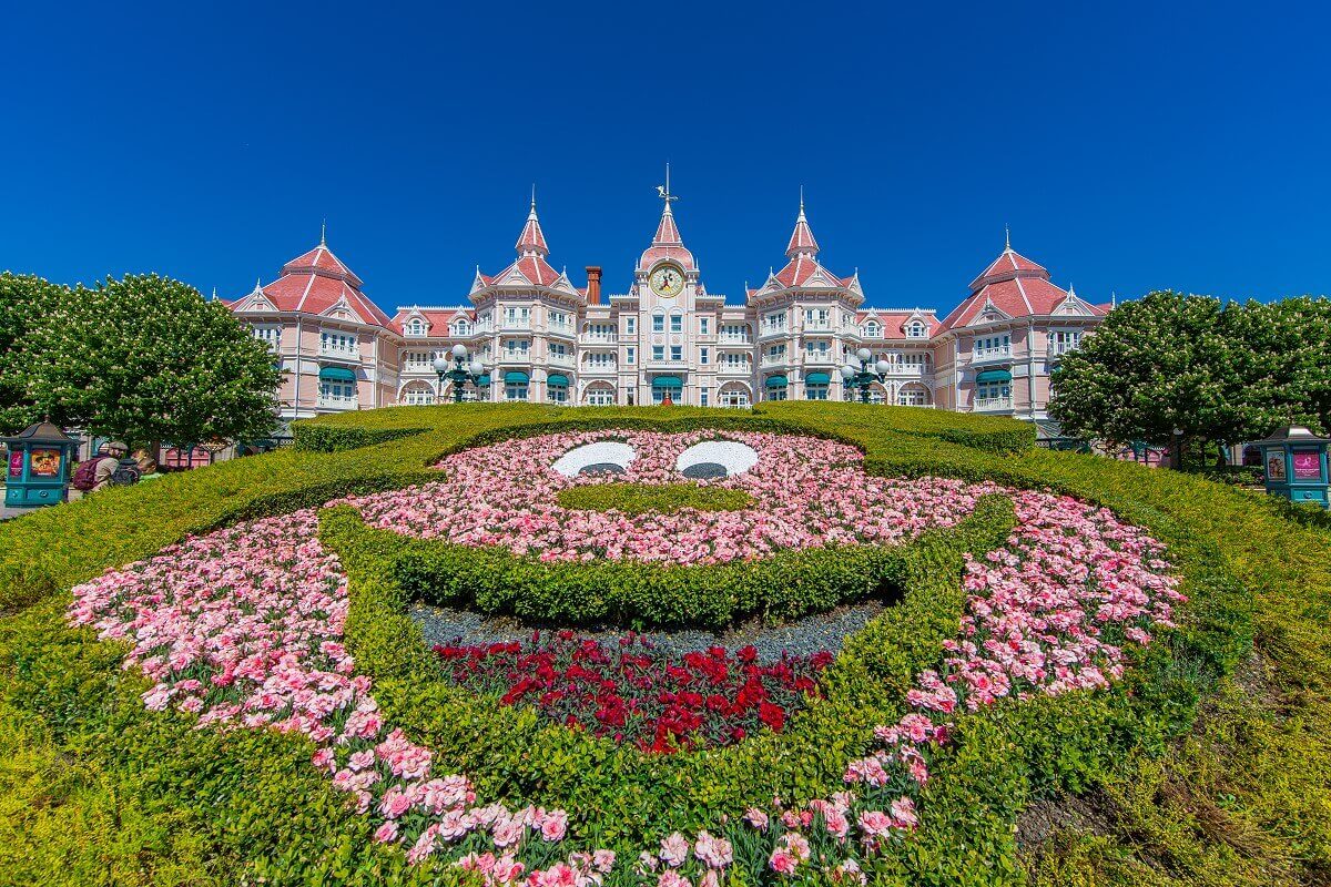 Disneyland Hotel in Disneyland Paris mit einem Blumenbeet in Form von Mickey Mouse