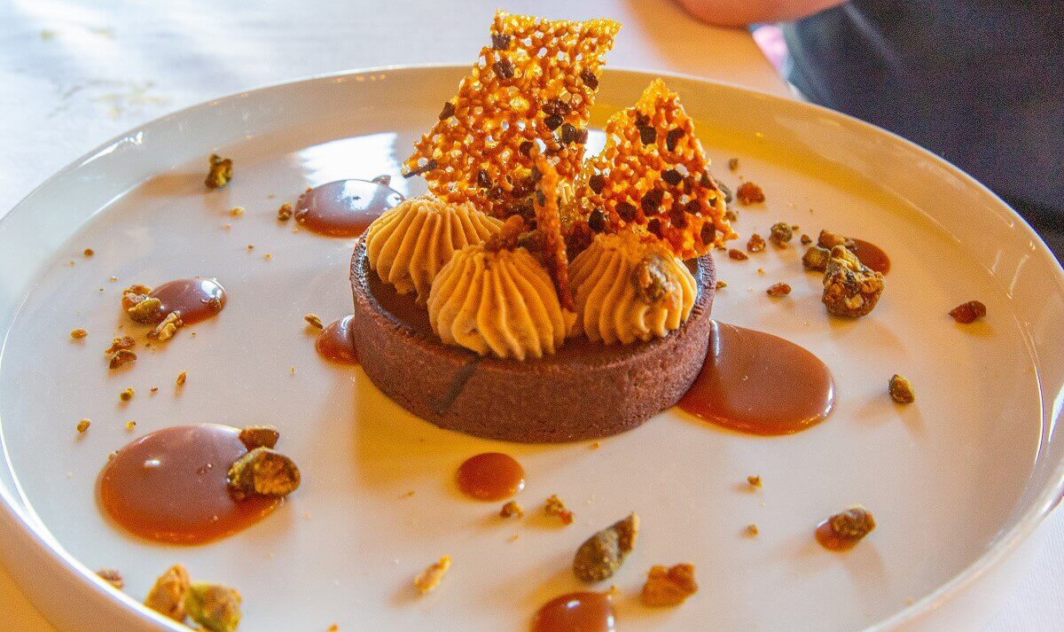 Schokoladen-Karamell-Dessert in Walt's Restaurant in Disneyland Paris