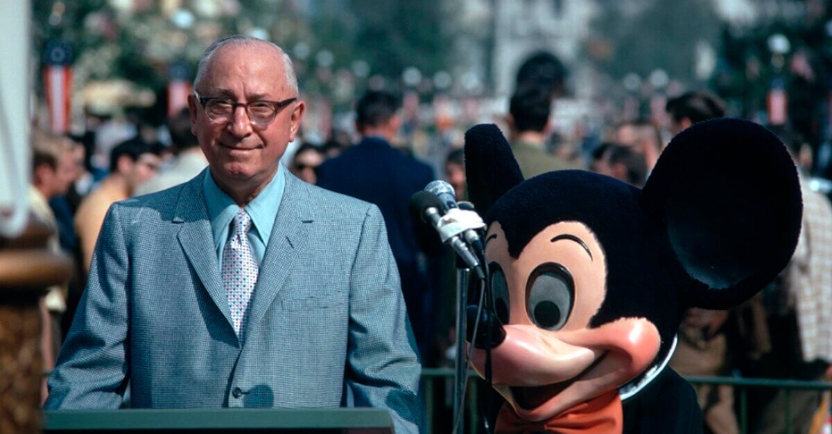 Roy O. Disney mit Mickey Mouse bei der Eröffnung von Walt Disney World