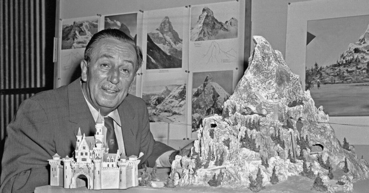 Walt Disney mit Modellen von Sleeping Beauty Castle & Matterhorn für Disneyland