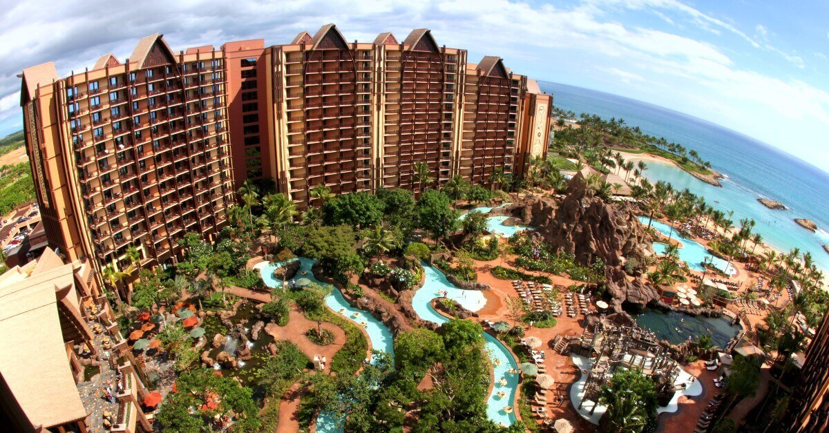 Aulani - das Disney Resort auf Hawai mit Poollandschaft, direkt am Strand