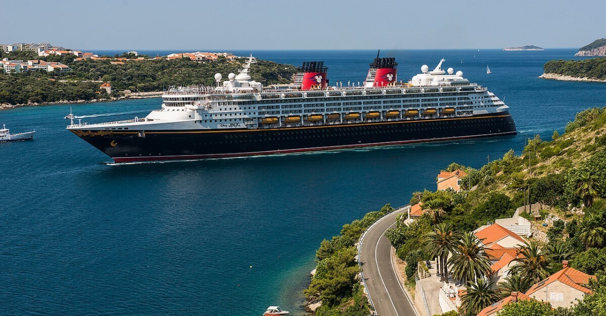 Kreuzfahrtschiff der Disney Cruise Line vor der Küste