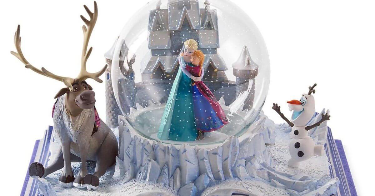 Eine Disney Schneekugel mit Anna, Elsa, Olaf & Sven aus Frozen
