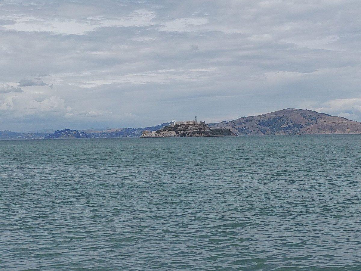 Alcatraz_from_afar.jpg
