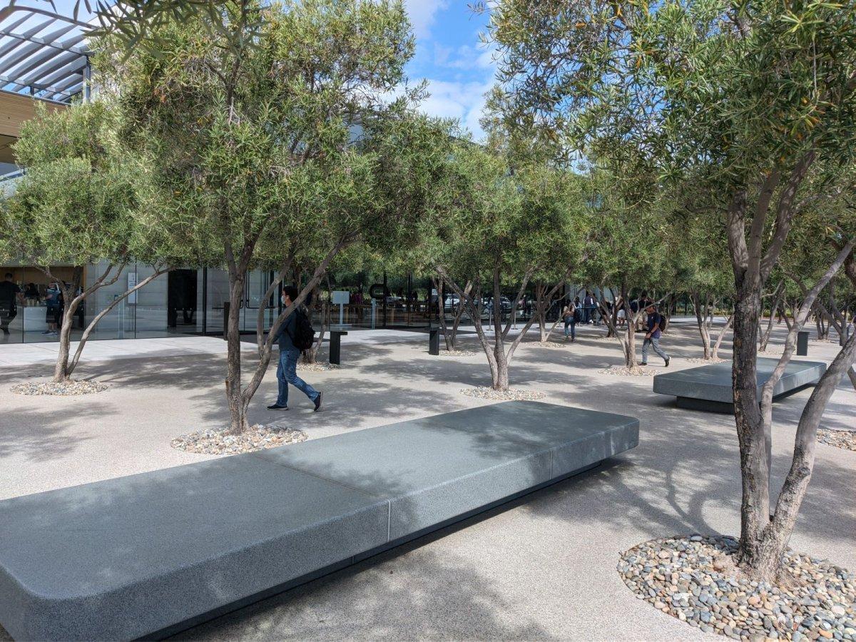 Apple_Visitor_Center_01.jpg