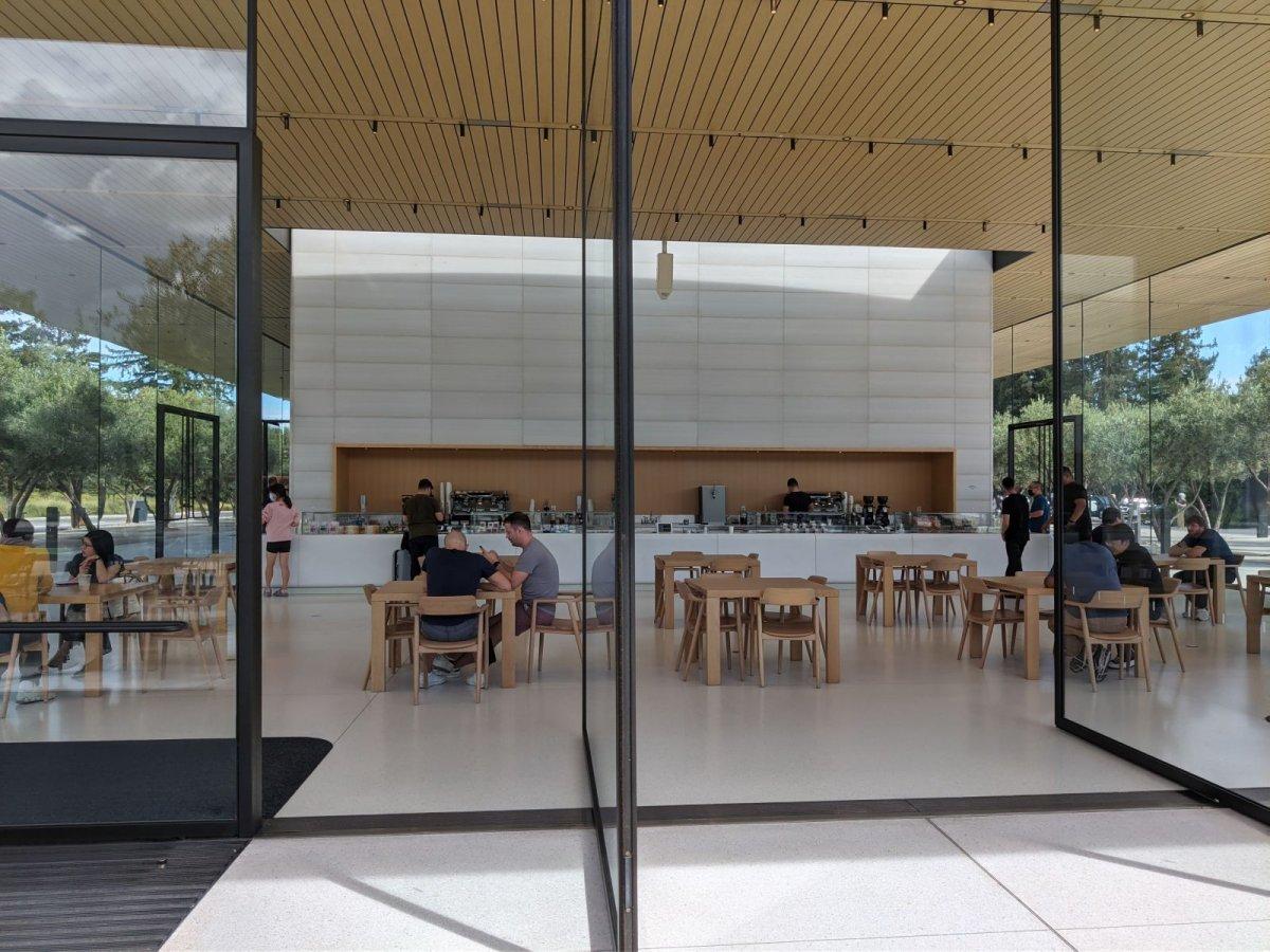 Apple_Visitor_Center_02.jpg