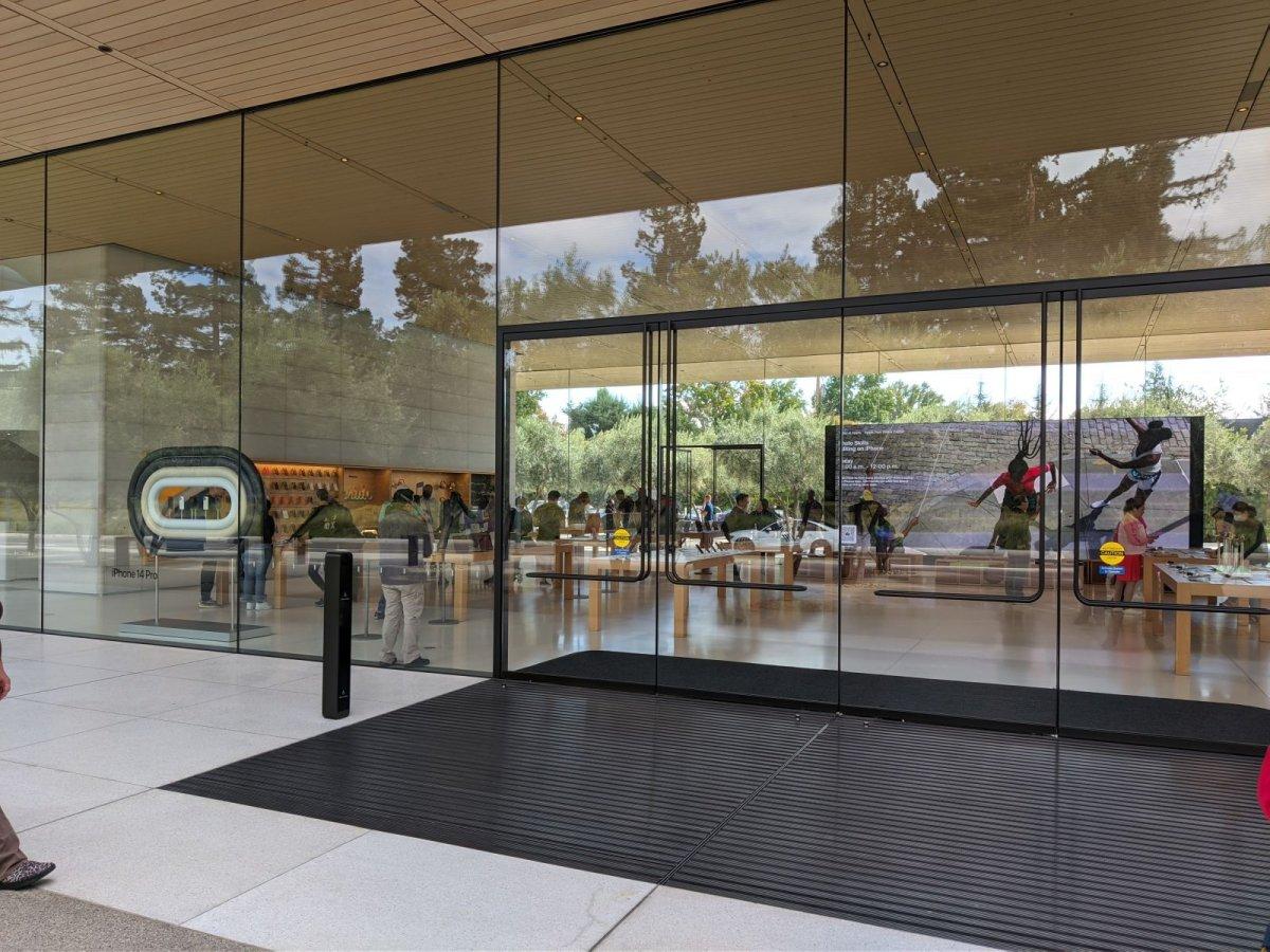 Apple_Visitor_Center_03.jpg