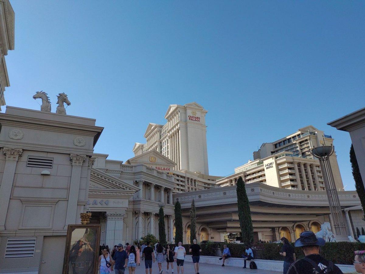 Cesars_Palace_Outside_01.jpg