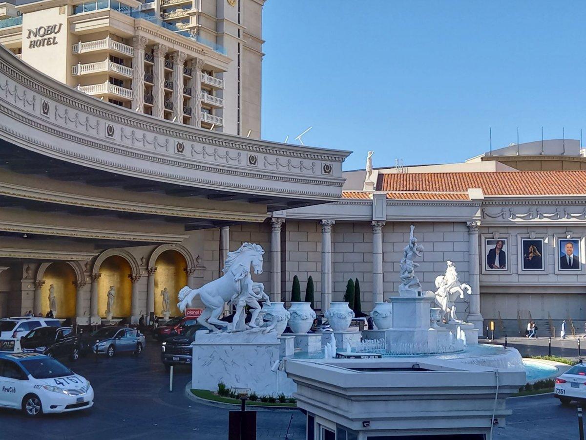 Cesars_Palace_Outside_03.jpg