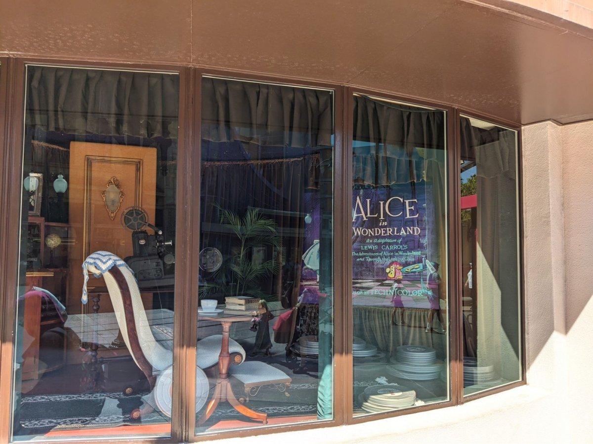 DCA_HOLLYWOODLAND_SCREENING-ROOM-WINDOW.jpg