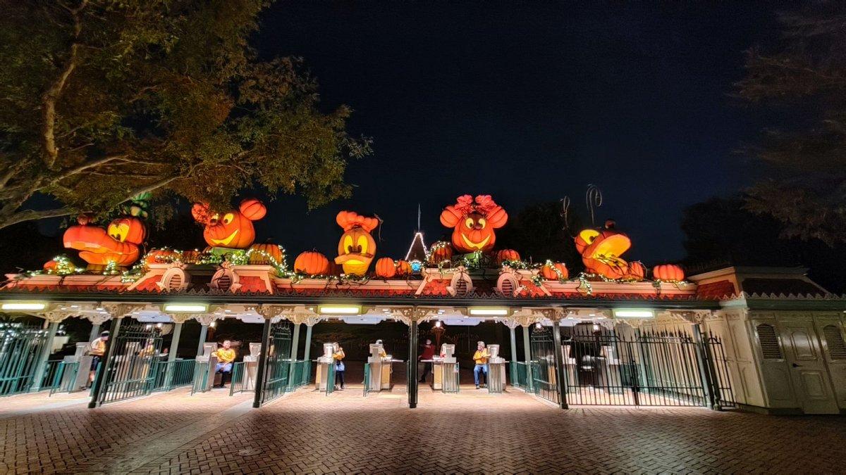 DISNEYLAND_ENTRANCE_HALLOWEEN-DECORATION.jpg