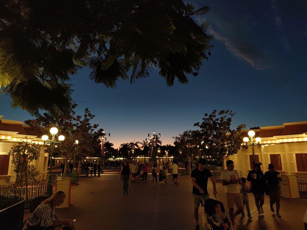 DISNEYLAND_RESORT_HUB_01.jpg
