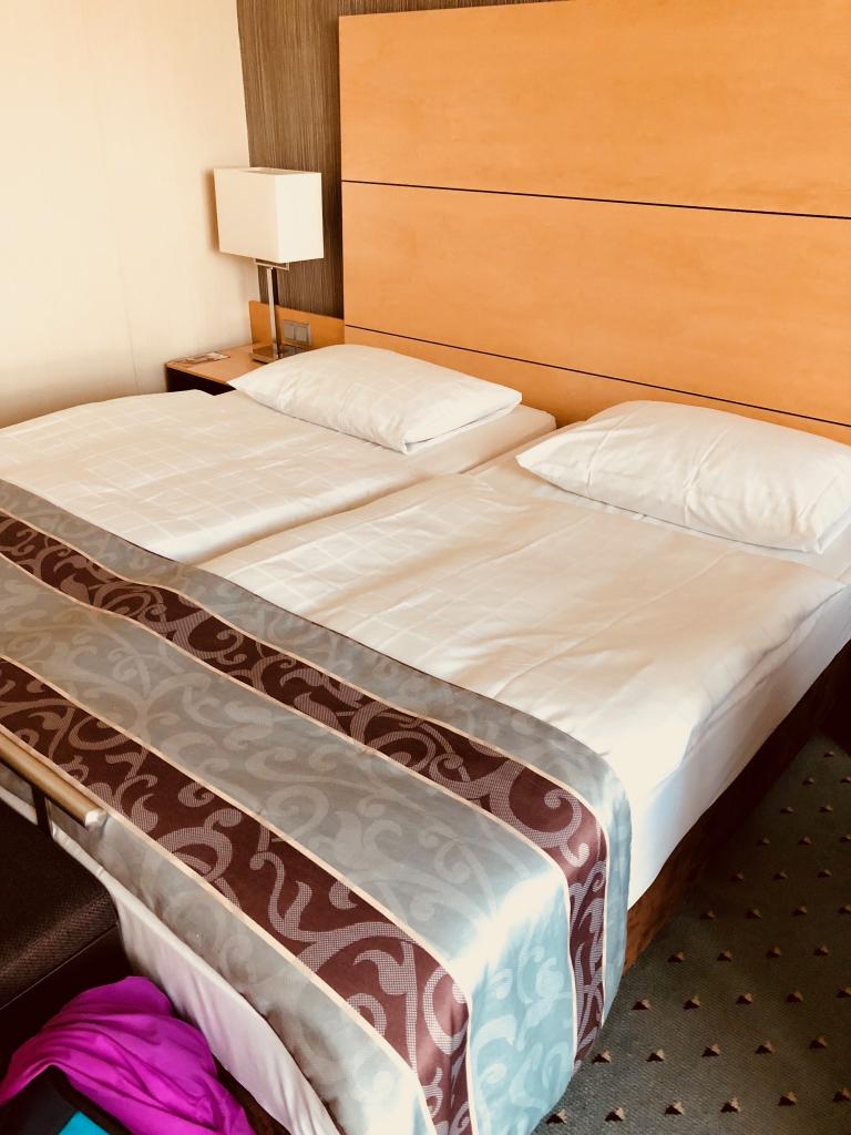 Doppelbett für drei von uns