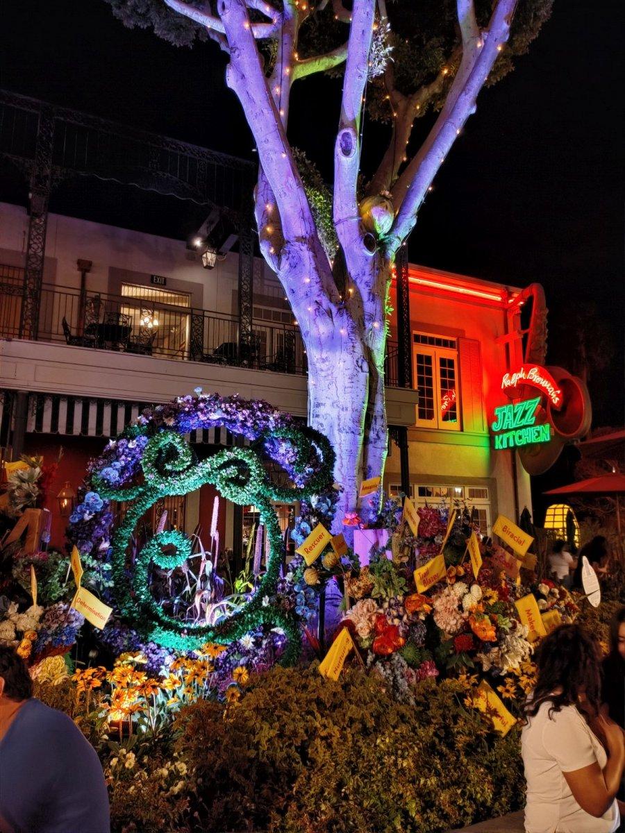 DOWNTOWN_DISNEY_DIVERSITY-TOPIARY_01.jpg