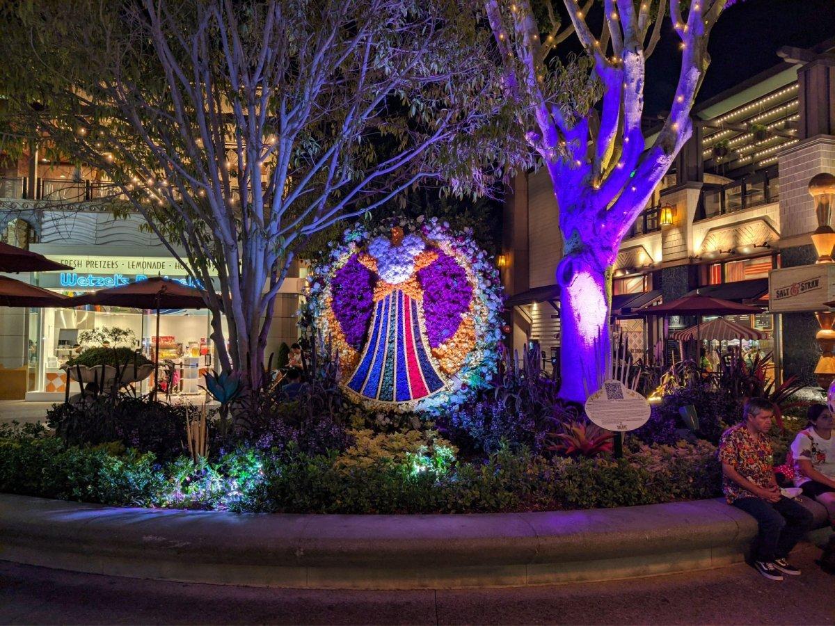 DOWNTOWN_DISNEY_DIVERSITY-TOPIARY_03.jpg