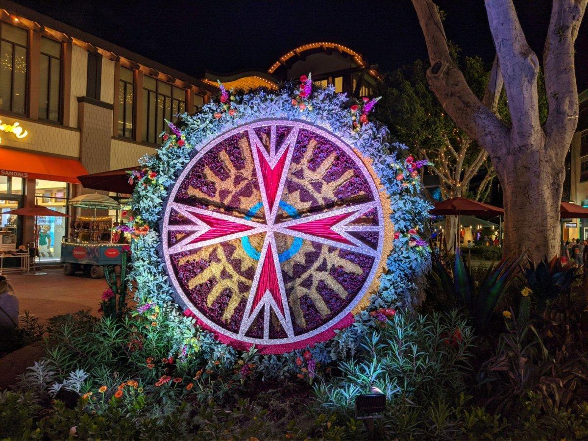 DOWNTOWN_DISNEY_DIVERSITY-TOPIARY_04.jpg