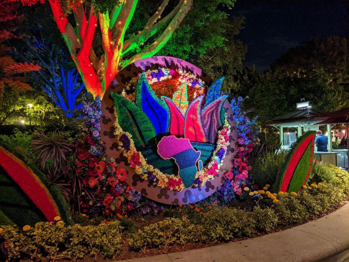 DOWNTOWN_DISNEY_DIVERSITY-TOPIARY_05.jpg