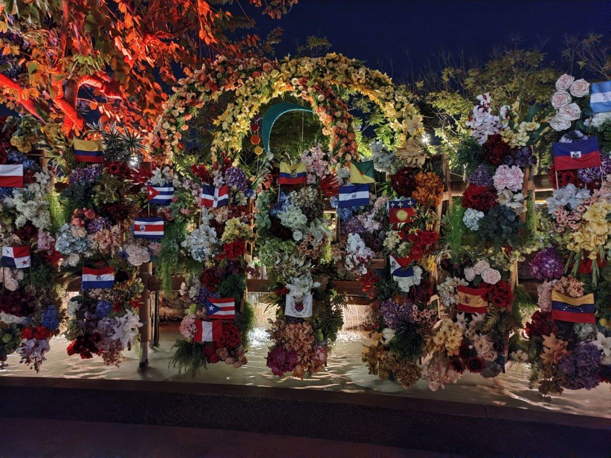 DOWNTOWN_DISNEY_DIVERSITY-TOPIARY_07.jpg