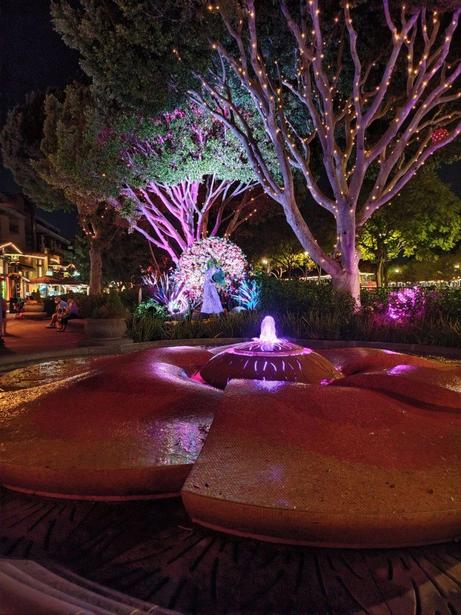 DOWNTOWN_DISNEY_FLOWER-FOUNTAIN_01.jpg
