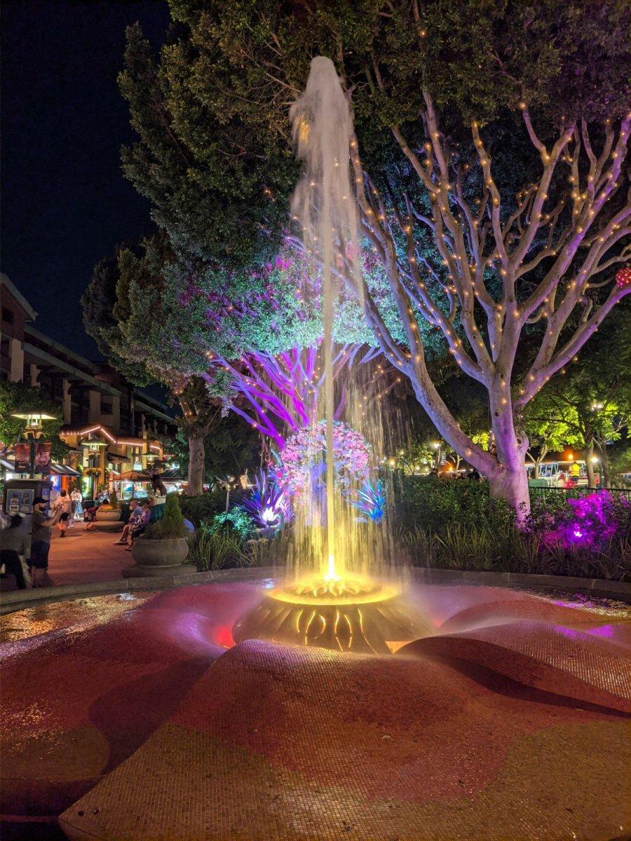 DOWNTOWN_DISNEY_FLOWER-FOUNTAIN_02.jpg