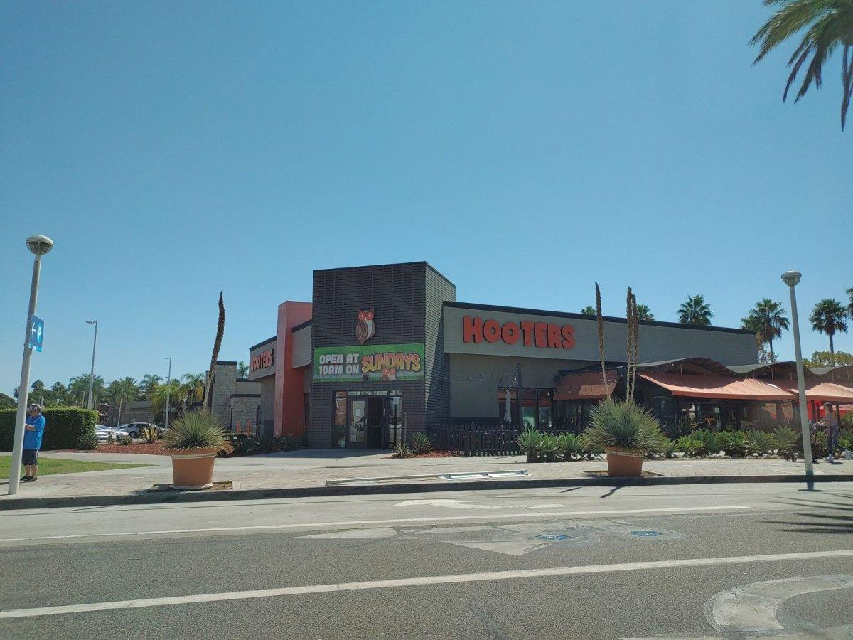 HOOTERS.jpg