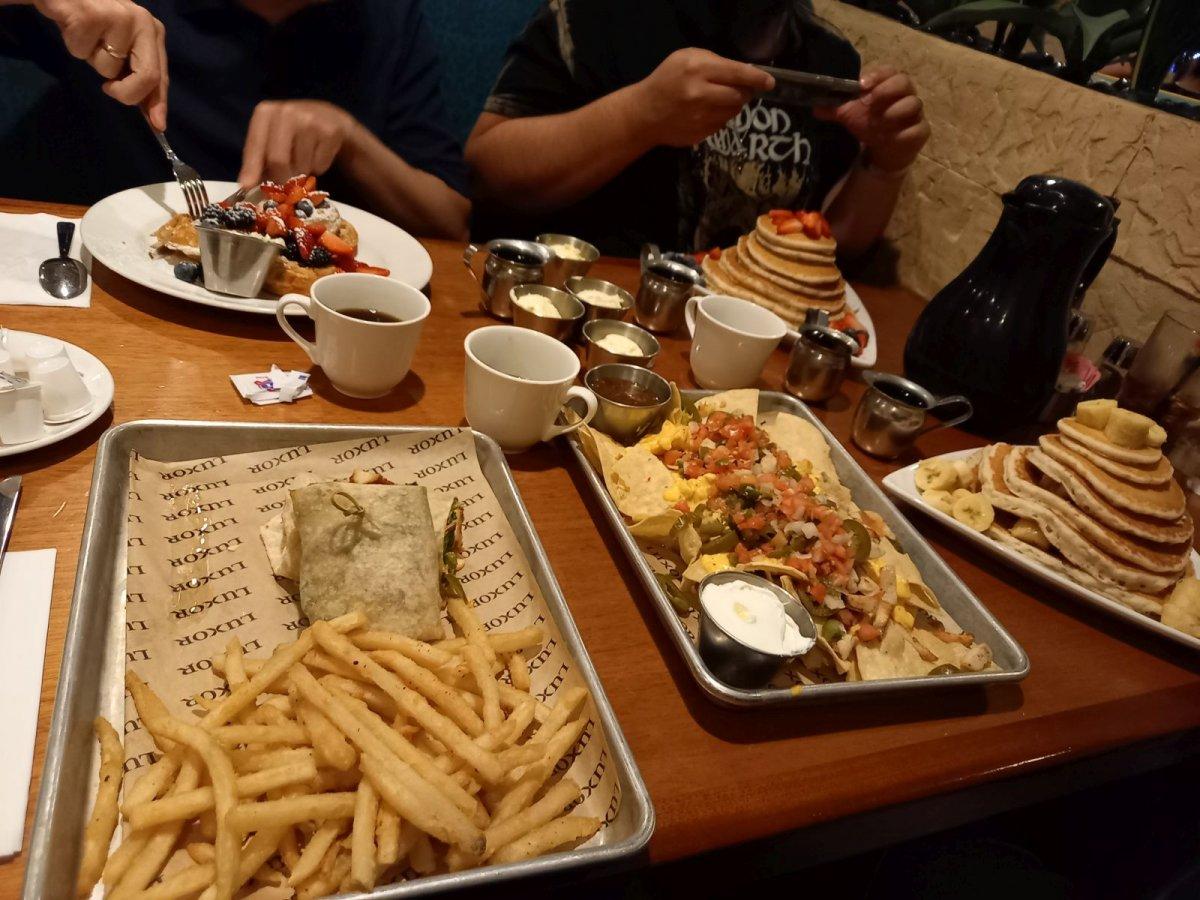 Las_Vegas_Luxor_Pyramid_Cafe_Breakfast_01.jpg