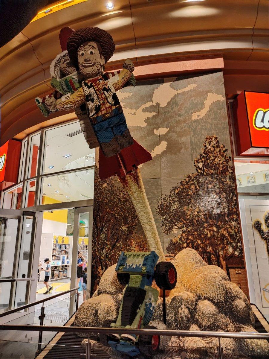 LEGO-STORE_WOODY_AND_BUZZ.jpg