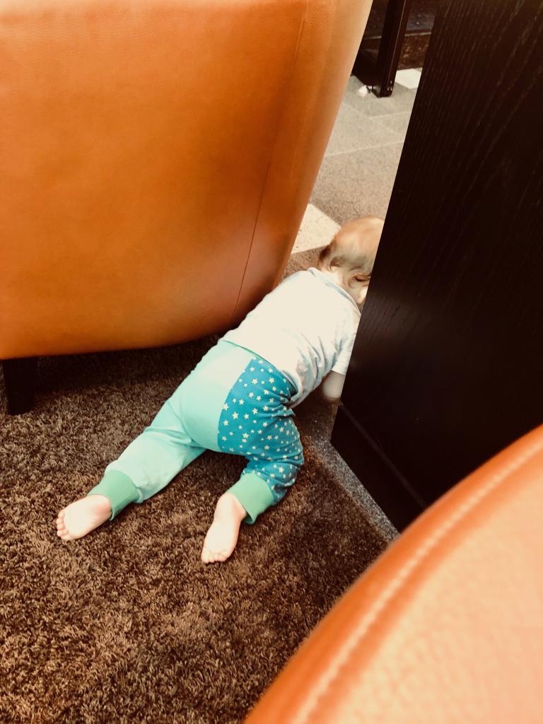 Mama hält Kaffeeklatsch und der kleine erkundet die Bar
