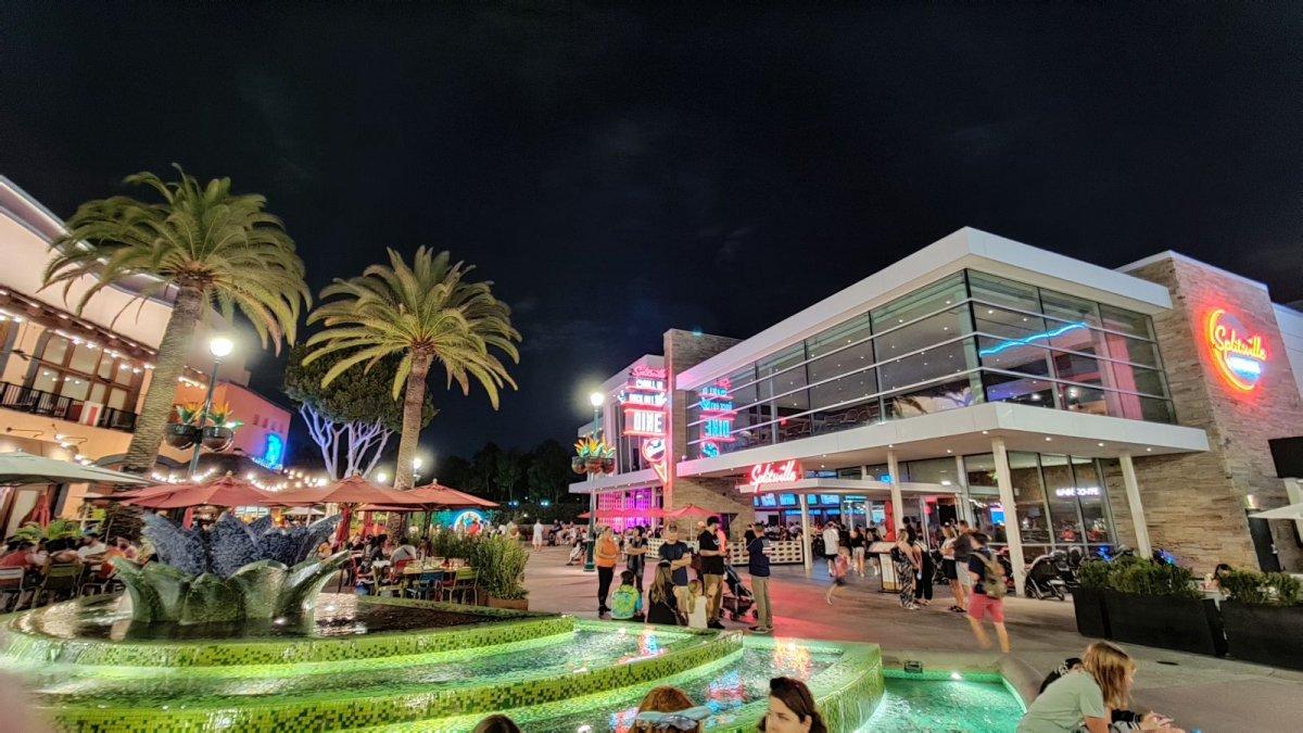 SPLITSVILLE_LUXURY_LANES_01.jpg