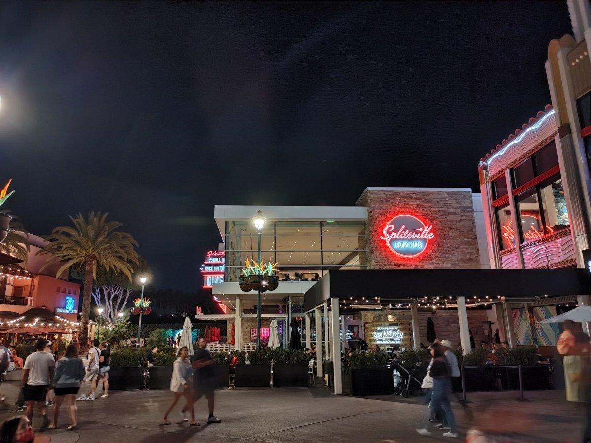 SPLITSVILLE_LUXURY_LANES_02.jpg