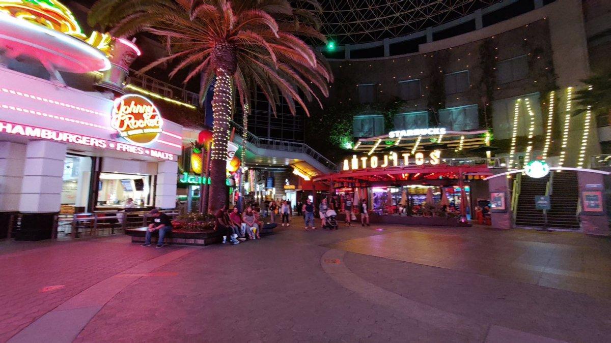 Universa_City_Walk_Night_01.jpg