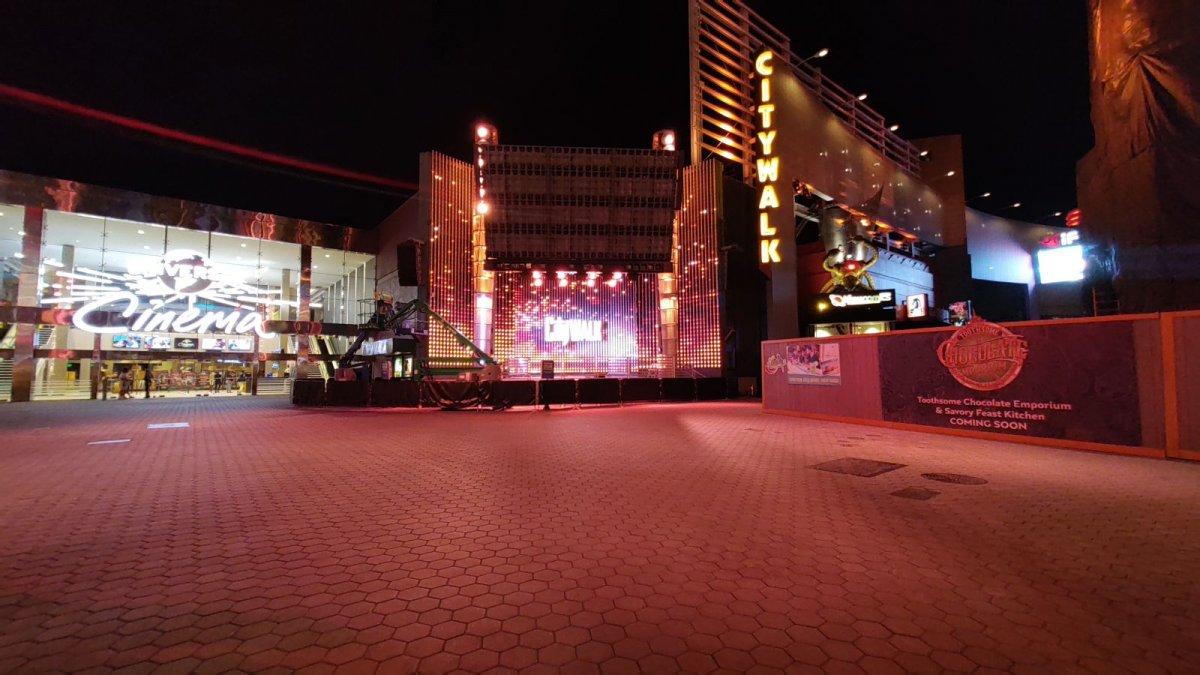 Universal_City_Walk_Night_02.jpg