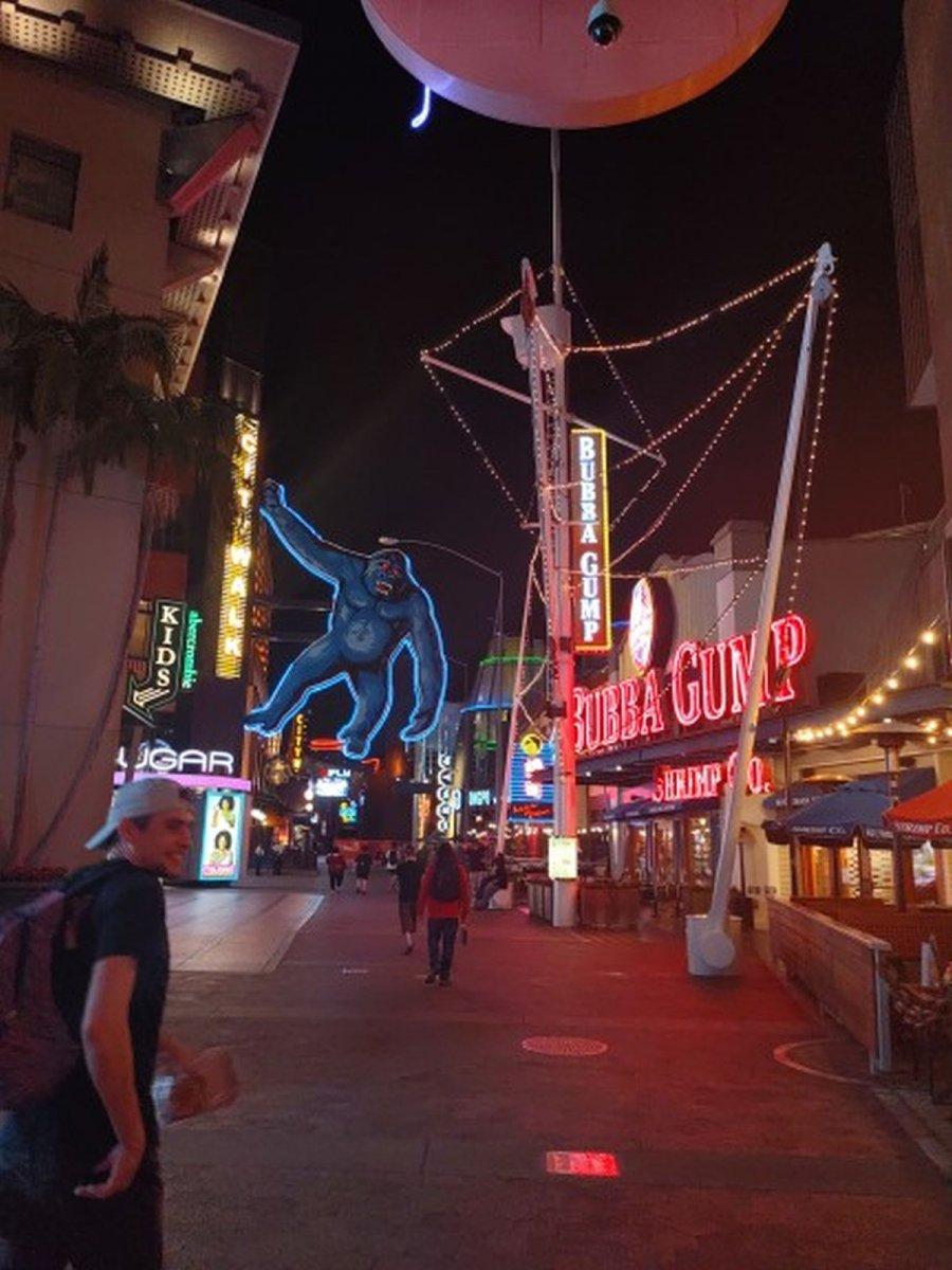 Universal_City_Walk_Night_03.jpg