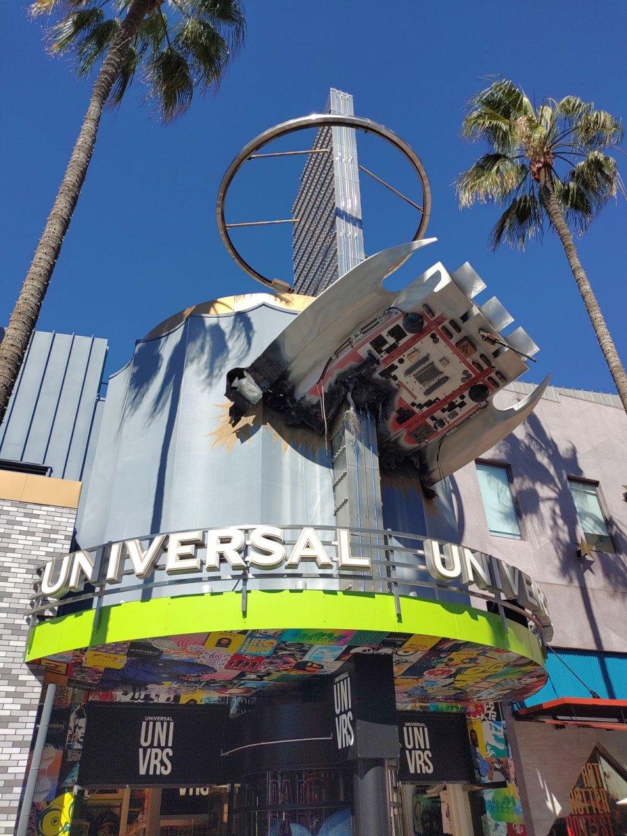 Universal_City_Walk_UFO_Crash.jpg